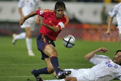 Raúl, en un partido de clasificación para Alemania 2006 frente a Serbia Montenegro.