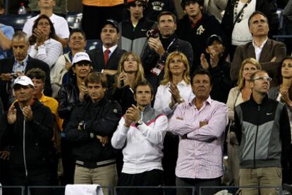 De izquierda a derecha, en la fila de arriba, Ana Patricia Botín (con gorra), la hermana de Rafa Nadal, su madre y, a la derecha, su novia. En la fila de abajo, a la izquierda, Toni Nadal y otros colaboradores del tenista. Con camisa de rayas, el padre del campeón.
