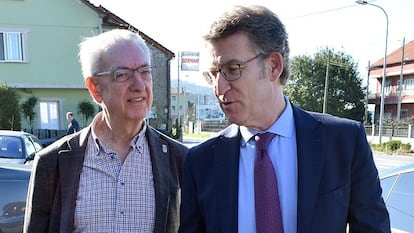 El alcalde de Valga, Bello Maneiro, junto al líder del PP, Alberto Núñez Feijóo, en 2020, en una imagen difundida por el Ayuntamiento.