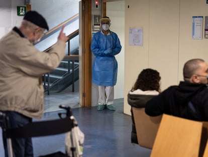 Sala de espera para pacientes con sintomatología compatible con la covid-19 en un ambulatorio de Barcelona.