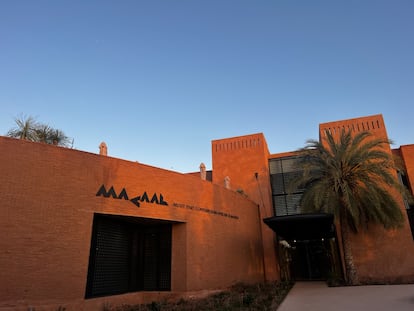 Die Außen- und Eingangsfassade des Al Maaden Museums für zeitgenössische afrikanische Kunst in Marrakesch (MACAAL), Marokko, am 31. März 2025.