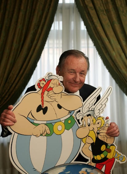 Albert Uderzo posa en Madrid en 2005 con sus personajes.