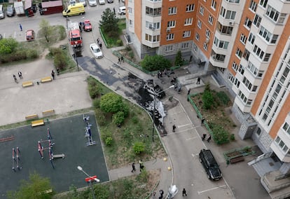 Law enforcement officers work at the site of a car bomb, which killed senior Russian military officer, in Balashikha, outside Moscow, Russia April 25, 2025.