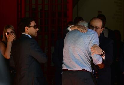 El presidente del Sevilla, José Castro (a la derecha), abraza al padre de José Antonio Reyes, Francisco Reyes.