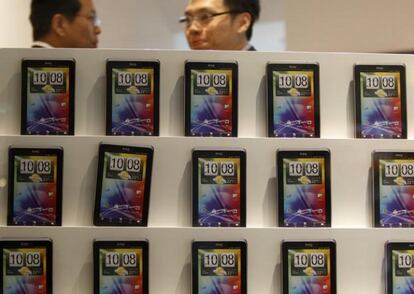 La firma taiwanesa HTC ha reducido sus previsiones de beneficio para el segundo semestre del año por el crecimiento de sus competidores Apple y Samsung.