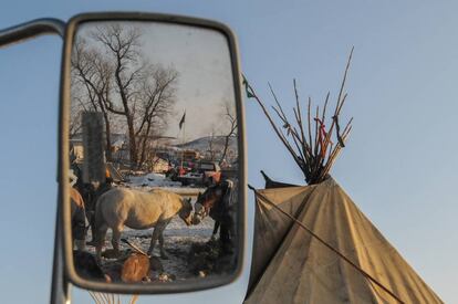 Dos caballos se ven en un retrovisor del campamento Oceti Sakowin para impedir el paso de un oleoducto por una reserva indígena, en Dakota del Norte.