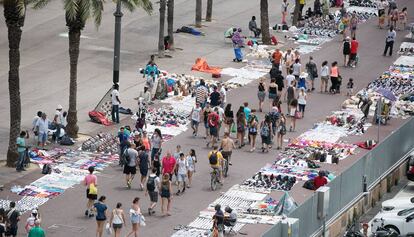 Decenas de manteros d&iacute;as antes del desalojo del zoco de la Barceloneta