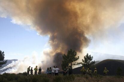 Bomberos de Salamanca vigilan las llamas desde la localidad charra de El Payo, que se encuentra a un kilómetro del lugar del incendio.