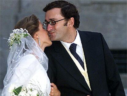 Ana Aznar besa a su marido, Alejandro Agag. PLANO MEDIO - ESCENA