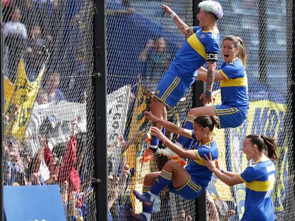 Las jugadoras de Boca Juniors celebran un gol en La Bombonera, este domingo en Buenos Aires.