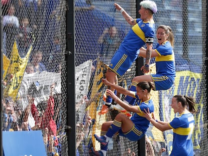 Las jugadoras de Boca Juniors celebran un gol en La Bombonera, este domingo en Buenos Aires.