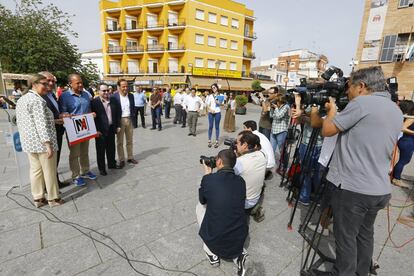 Acto de campaña con el alcalde de Trujillo y el director del festival de teatro de Mérida.