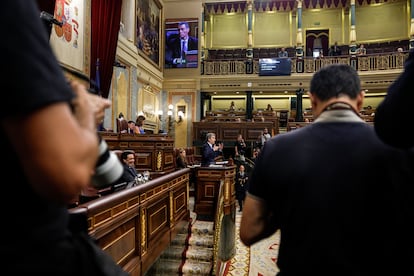 Alberto Núñez Feijóo, en el atril, durante su intervención.