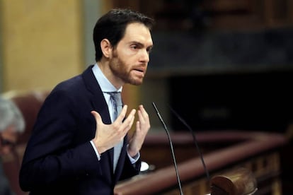 El diputado de Navarra Suma, Sergio Sayas, durante su intervención este domingo en el Congreso.