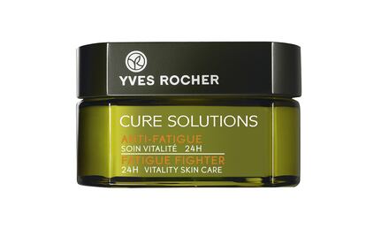 Yves Rocher propone un tratamiento antifatiga de acción prolongada para todas aquellas cuya piel esté sufriendo las consecuencias del estrés. Es su Tratamiento Vitalidad 24H, apto para todas las pieles, y está compuesto por ingredientes vegetales. Hidrata y devuelve la luminosidad, mejorando notablemente el aspecto del cutis durante todo el día. Cuesta 33,50 euros.