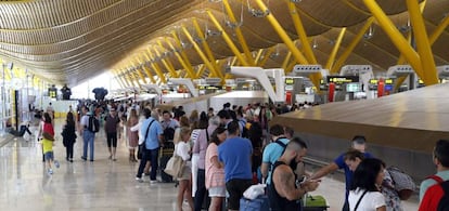 Viajeros en la zona de salidas de la T4, en el aeropuerto Adolfo Su&aacute;rez Madrid-Barajas. 