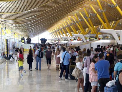 Viajeros en la zona de salidas de la T4, en el aeropuerto Adolfo Su&aacute;rez Madrid-Barajas. 