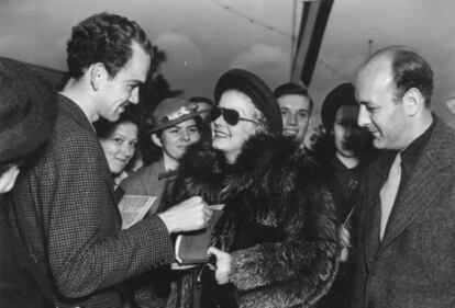 Jane Harlow firmando autógrafos en 1935, dos años antes de su abrupta muerte.