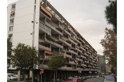 <b>Francesc Mitjans.</b> Avenida de Sarrià, 130-152. Un paralelepípedo que impone su rotunda presencia geométrica y el ritmo horizontal de sus balcones en la avenida de Sarrià. La estructura del edificio es de pilares y vigas de hormigón armado, con un porche a doble altura que eleva el edificio sobre pilares de sección variable, como en las <i>Unités d'Habitation</i> de Le Corbusier, en las que está inspirado.