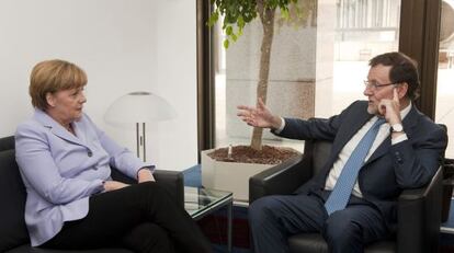 El presidente del Gobierno español Mariano Rajoy junto a la Canciller alemana Angela Merkel, este jueves en Bruselas.