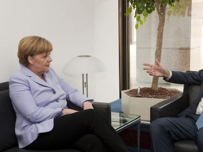 El presidente del Gobierno espa&ntilde;ol Mariano Rajoy junto a la Canciller alemana Angela Merkel, este jueves en Bruselas.