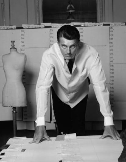Hubert de Givenchy, en su estudio de Par&iacute;s a mediados de los 50.