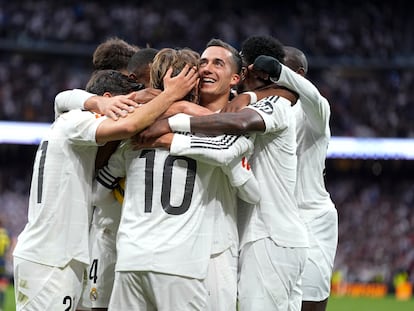 Los jugadores del Real Madrid celebran el primer gol ante el Girona.