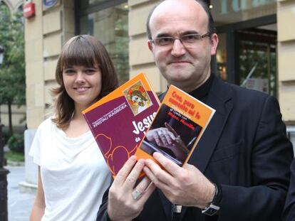 El obispo de San Sebastián, José Ignacio Munilla, muestra esta mañana su último libro y el catecismo para niños aplicado a las nuevas tecnologías.