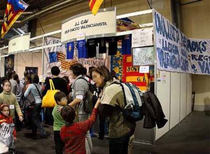 Casetas del GAV y de la Organización Juvenil Española (OJE) en Expojove, la feria infantil del Ayuntamiento de Valencia.