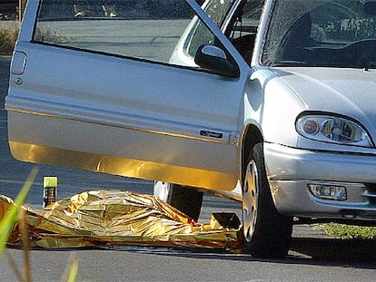 El cadáver de Consol Galcerán, de 55 años, cubierto por una manta térmica, yace en el suelo junto a su coche.