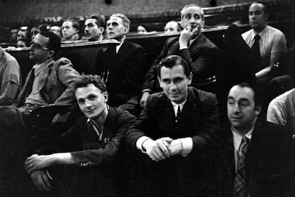 El poeta inglés Stephen Spender, el español Manuel Altolaguirre y el poeta chileno Pablo Neruda durante la sesión inaugural del congreso.