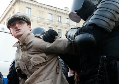 La policía rusa detenía en San Petersburgo a un hombre que participaba en una manifestación, el viernes.