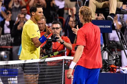 Nadal saluda a Shapovalov tras la derrota.