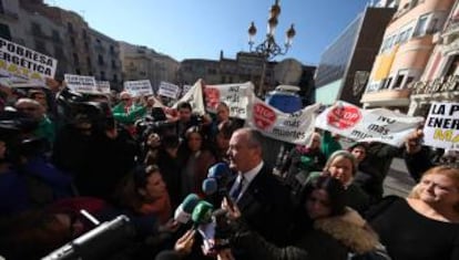 A protest in Reus after a woman died in a fire caused by candles.