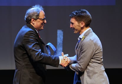 El presidente de la Generalitat, Quim Torra, y el epidemiólogo Oriol Mitjà en la entrega en 2018 del premio 'Català de l'Any'. Foto Jordi Bedmar Pascual ACN