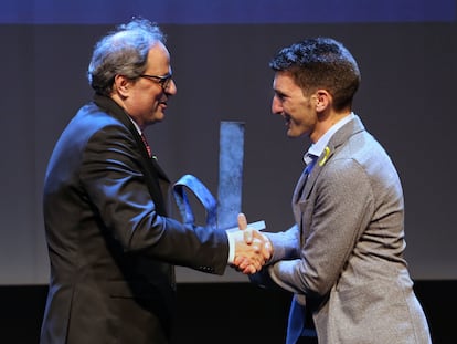 El presidente de la Generalitat, Quim Torra, y el epidemiólogo Oriol Mitjà en la entrega en 2018 del premio 'Català de l'Any'. Foto Jordi Bedmar Pascual ACN