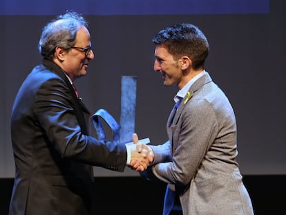 El presidente de la Generalitat, Quim Torra, y el epidemiólogo Oriol Mitjà en la entrega en 2018 del premio Català de l'Any.