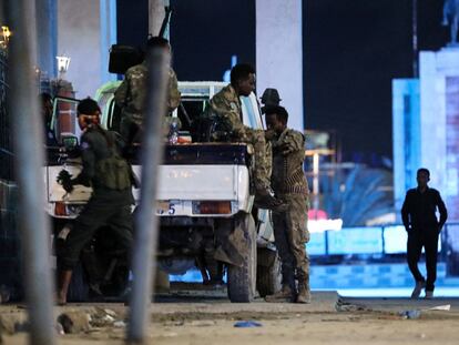 Las fuerzas de seguridad patrullan cerca del hotel Hayat tras el ataque de Al-Shabaab en Mogadiscio este viernes por la noche.