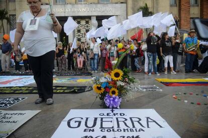 Un grupo de colombianos celebra en la ciudad de Medell&iacute;n la firma del cese al fuego definitivo entre las FARC y el Gobierno. 