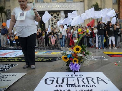 Un grupo de colombianos celebra en la ciudad de Medell&iacute;n la firma del cese al fuego definitivo entre las FARC y el Gobierno. 