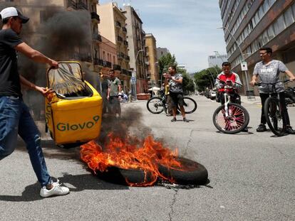 Imágenes de la protesta convocada por los trabajadores de Glovo tras el fallecimiento del empleado de la compañía.