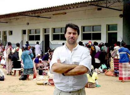Pedro Alonso ante el centro de Investigación de Salud en Manhiça (Mozambique).