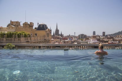 Surrealisme a la mediterrnia. Les mateixes esferes a mode dulls que engalanen tota la fa?ana exterior de ledifici -amb un toc dalini, que recorda al Museu de l'artista a Figueres- donen la benvinguda a la terrassa de lhotel Ohla. El terra de fusta fosca i les parets de tons liles i blau intens creen un ambient molt mediterrani. Lespai redu?t fa que banyar-se a la piscina turquesa sigui un privilegi. A ms, lecosistema ntim i acollidor i les vistes a prcticament tot Barcelona conviden a deixar-se seduir per una de les combinacions cocteleres de la carta quan sacosta la posta de sol. LOhla Royal, un preparat especial fet amb cava i maduixes, s un dels que t ms xit. Via Laietana, 49.