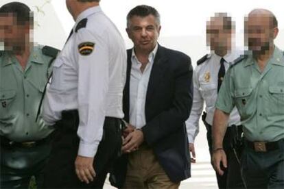 Juan Antonio Roca, custodiado por la policía y la Guardia Civil tras prestar declaración ante el juez, en mayo pasado.