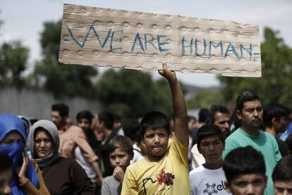 Varios refugiados afganos se manifiestan para solicitar mejoras en sus condiciones en el centro de salud en Malakasa, en Atenas