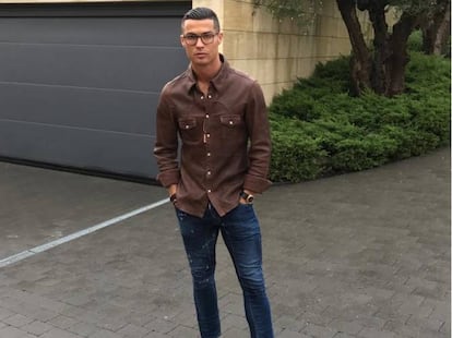 A Cristiano Ronaldo (31 años, Portugal) no le hace falta que le falle la vista para salir de casa con unas gafas puestas. El jugador está levantando un imperio en torno a su imagen y tiene que cuidar cada complemento que se ponga. Ahora se coloca unas gafas sin cristales o con cristales sin graduar. Y le quedan muy bien.