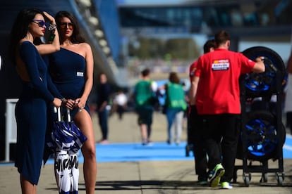 Dos paragüeras en el pit lane del gran premio de España en Jerez.