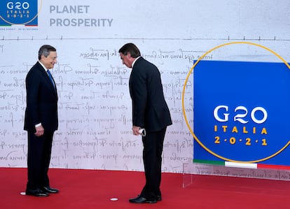 O presidente brasileiro, Jair Bolsonaro, é recebido pelo primeiro-ministro italiano, Mario Draghi, ao chegar ao centro de convenções La Nuvola, onde ocorre a cúpula do G20, neste sábado.