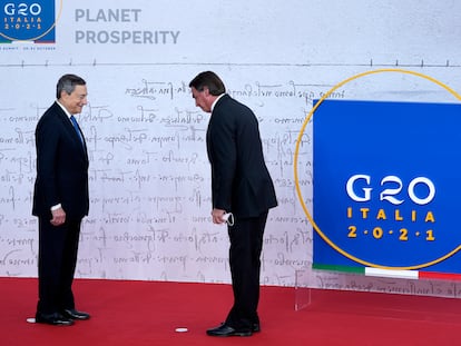 O presidente brasileiro, Jair Bolsonaro, é recebido pelo primeiro-ministro italiano, Mario Draghi, ao chegar ao centro de convenções La Nuvola, onde ocorre a cúpula do G20, neste sábado.