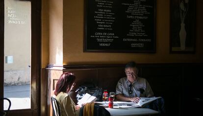 Clients al bar Canigó, a Gràcia, aquest dijous, últim dia que ha obert abans de la restricció.